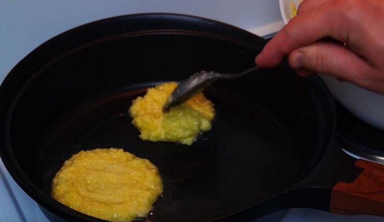 Spoon the potato mass into the pan.