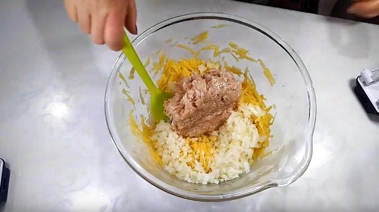 Mélanger la viande hachée, les pommes de terre et les oignons dans un bol.