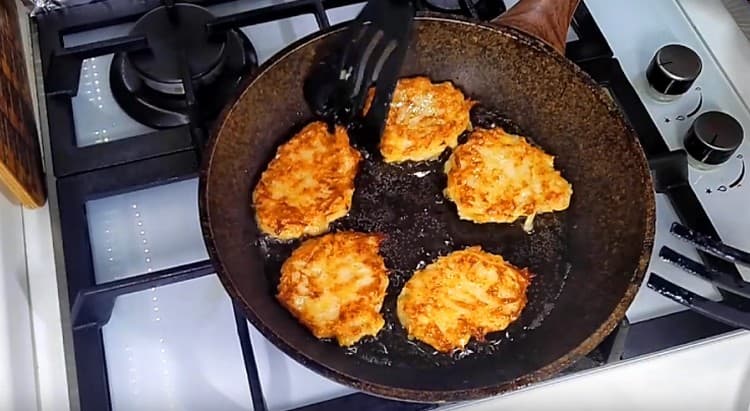 Fry potato pancakes on both sides.
