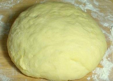 nous préparons une pâte à base de levure douce sur de l'eau selon une recette pas à pas avec une photo.