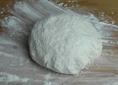 Nous préparons une pâte à levure simple et réussie: une recette avec de la levure sèche.