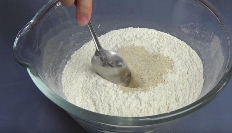 Prosijano brašno se pomiješa sa suhim kvascem.