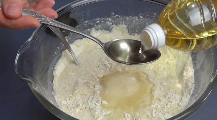U brašno dodajte šećer, sol, mlijeko i biljno ulje.