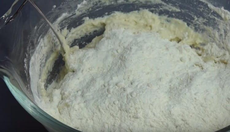 Dodajte još brašna i počnite mijesiti tijesto.