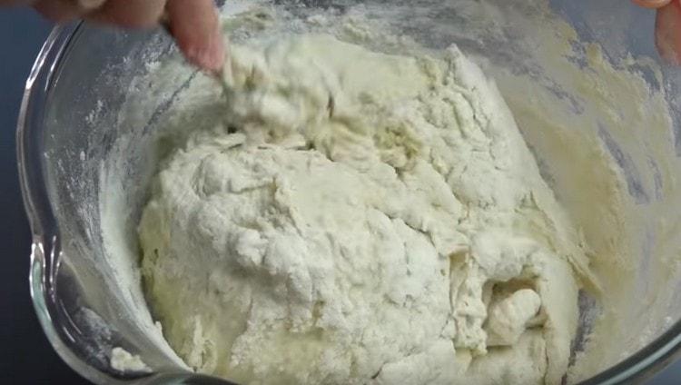 Postepeno dodajte još brašna.