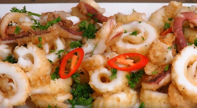 Serve fried squid with spicy sauce.