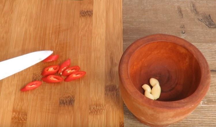 Cut the chili peppers into rings and add to the garlic.