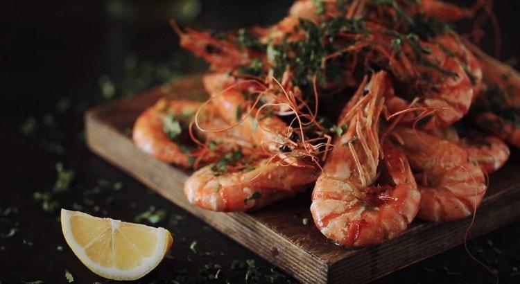 Au moment de servir, les crevettes frites peuvent également être saupoudrées de jus de citron.