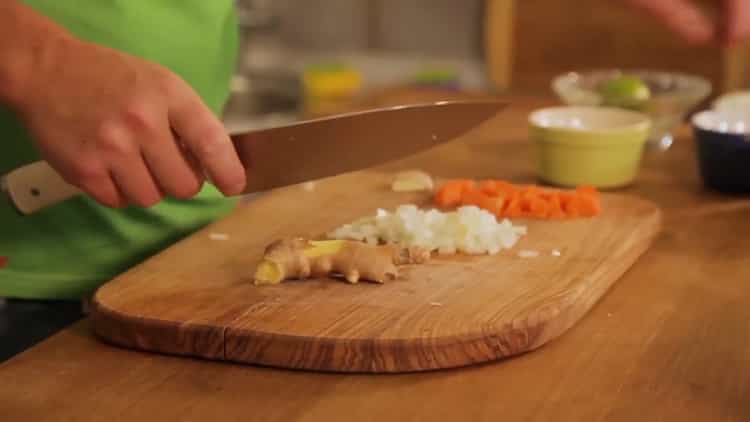 Préparer les ingrédients pour le riz aux crevettes