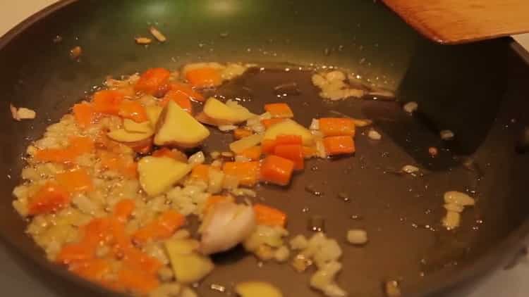Faire frire les légumes pour le riz aux crevettes