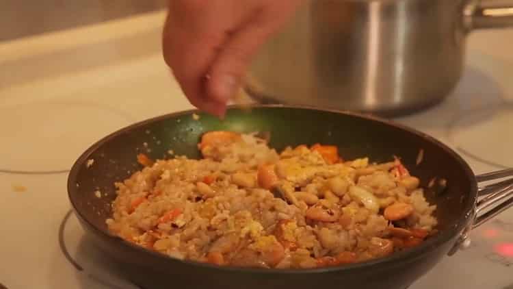 Mélanger les ingrédients pour le riz aux crevettes