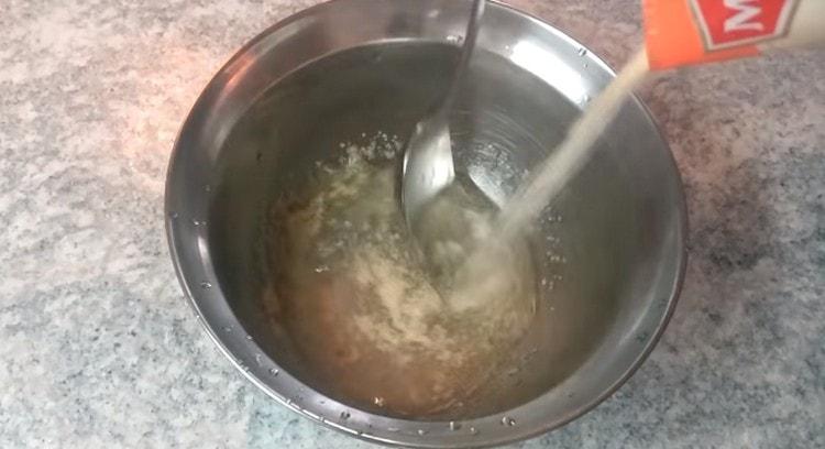 Por separado, disuelva la gelatina en agua caliente.