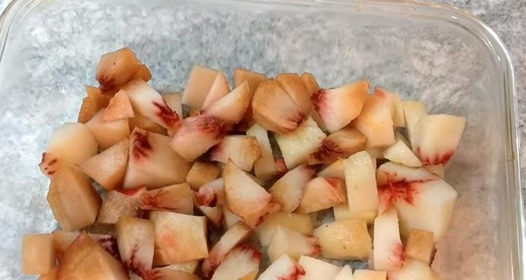 Pour slices of peaches into the jelly dish.