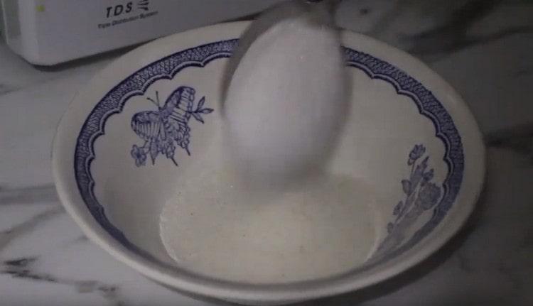 Dans un bol, mélanger la semoule, le sel et le sucre.