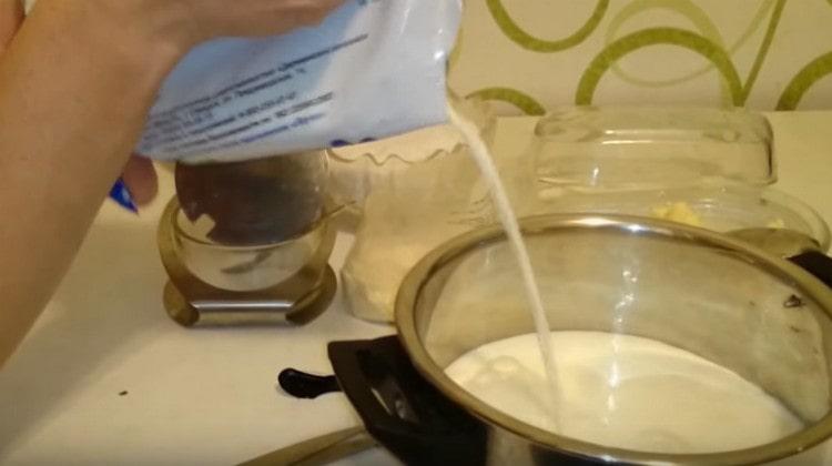 verser le lait dans la casserole, le mettre sur le feu.