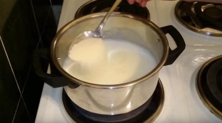 Pour 3 tablespoons of semolina into boiling milk.