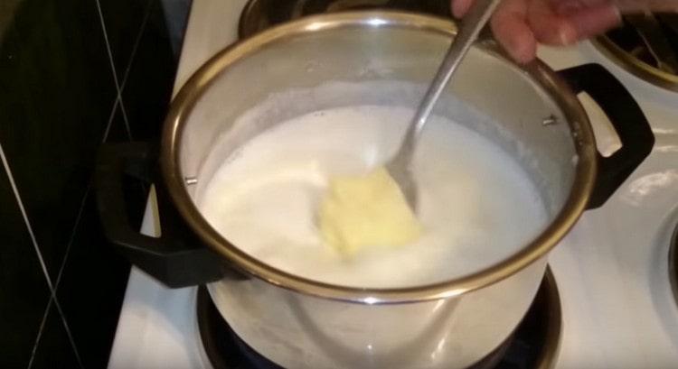 Dans le porridge presque fini, ajoutez le beurre.