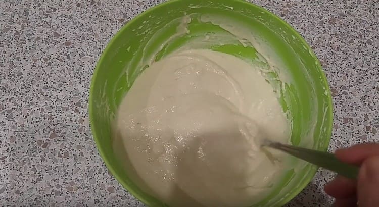 Ajouter la farine et mélanger la pâte.