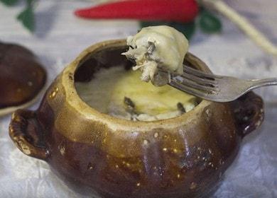 Savoureuse julienne dans des pots avec du poulet et des champignons