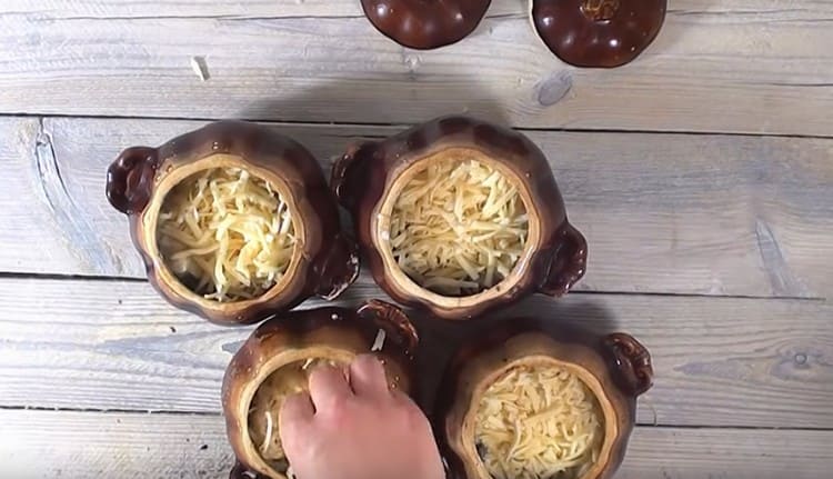 Saupoudrer le plat dans des pots de fromage et mettre au four.