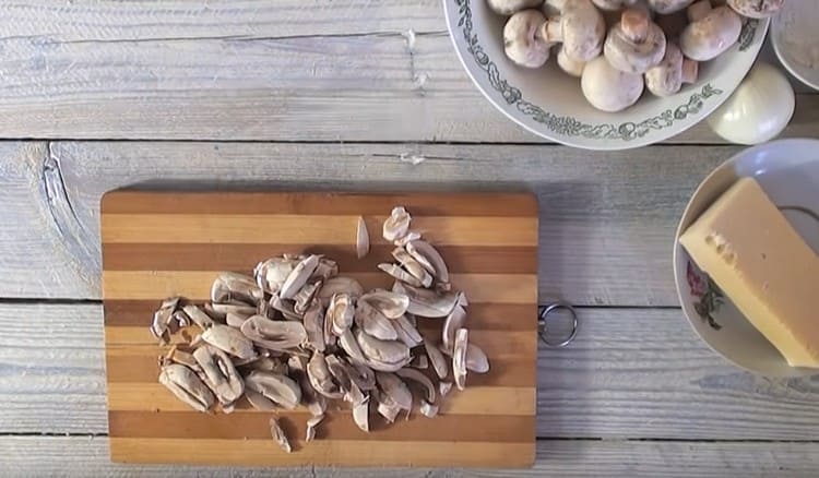 Cut the mushrooms into slices.