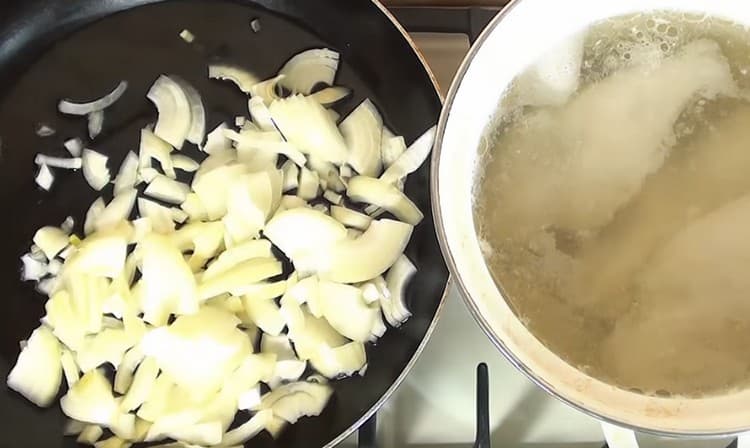 Freír las cebollas en una sartén.