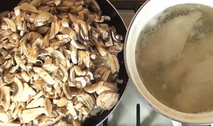 Ajoutez les champignons à l'oignon, faites les frire ensemble.