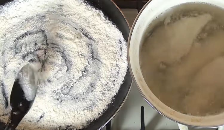 Fry the flour in a pan.