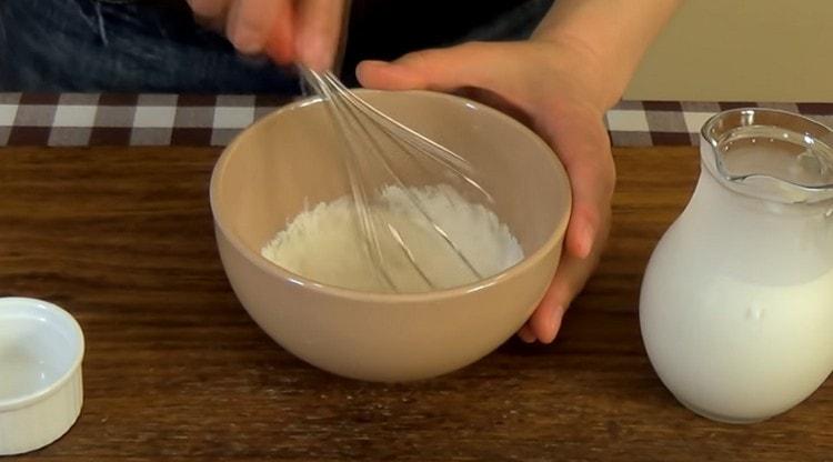 Add a little cream to the flour, mix with a whisk until smooth.