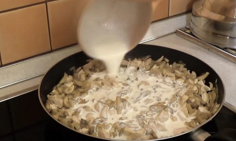 Verser la sauce obtenue dans une poêle avec le poulet et les champignons.