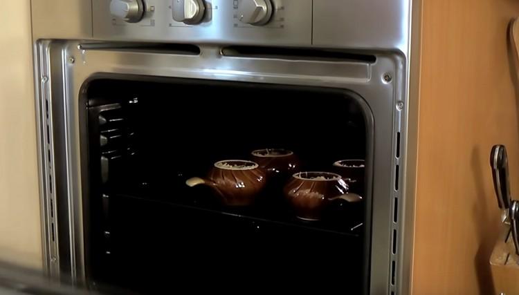 Pendant 10 minutes, placez les pots de julienne dans le four préchauffé.