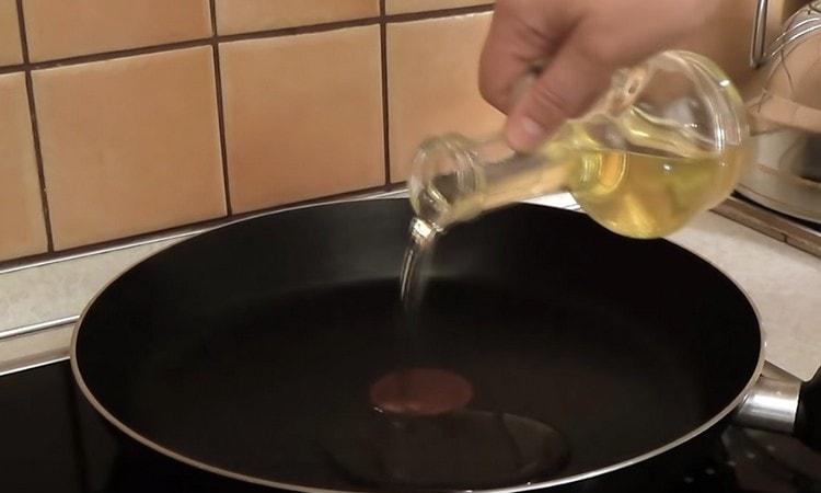 Calienta el aceite en una sartén.