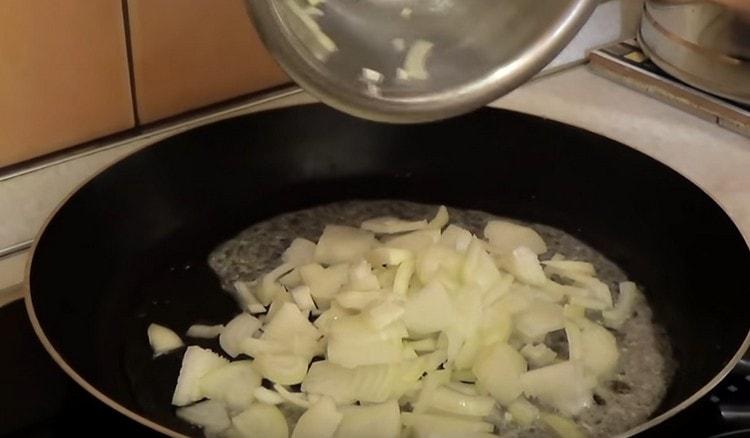 Por separado, freír las cebollas.