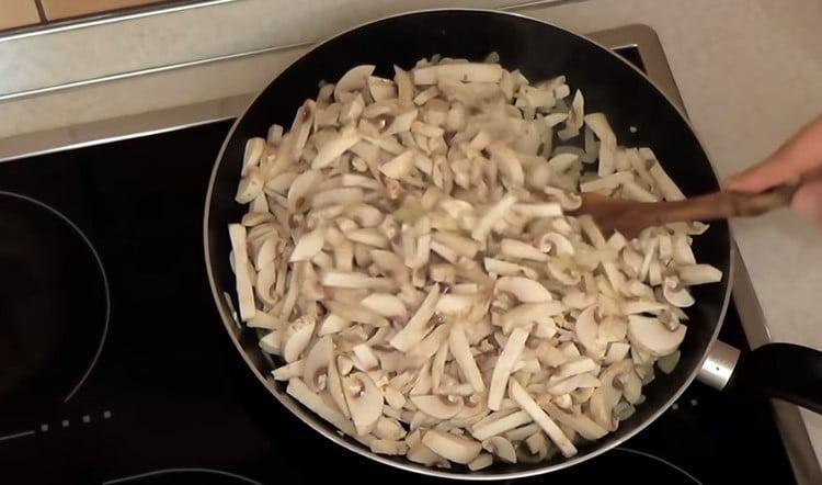 Ajoutez les champignons dans la poêle à l'oignon.