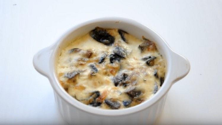 La julienne appétissante aux champignons et à la crème sure selon la recette classique est prête.