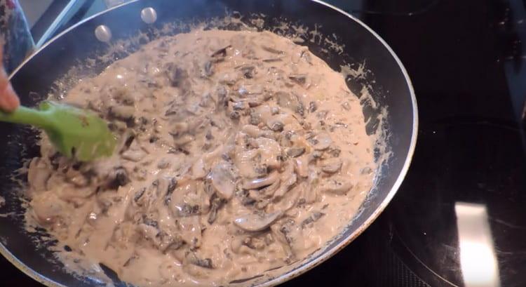 Cocinamos el plato durante unos minutos hasta que espese.