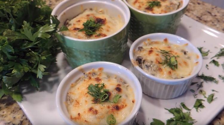 When serving julienne with mushrooms, you can decorate with greens.
