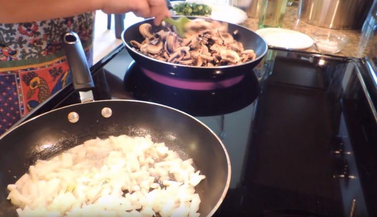 Faire frire les oignons dans une casserole et les champignons dans une autre.