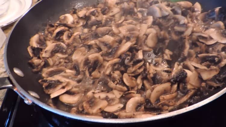 Fry the mushrooms until the liquid evaporates.
