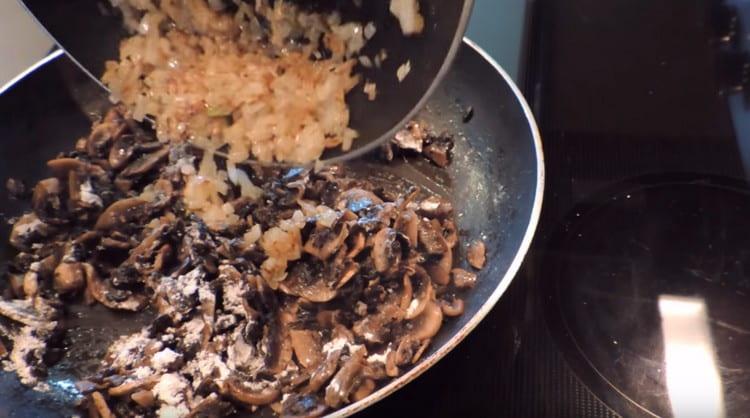 Agregue harina a los champiñones y transfiéralos las cebollas fritas.