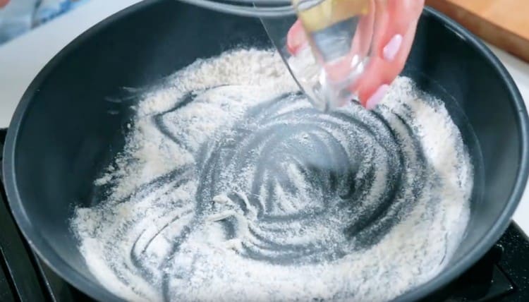 Fríe ligeramente la harina en una sartén.