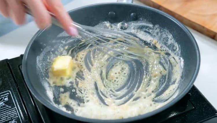 Agregue un trozo de mantequilla a la harina y mezcle.