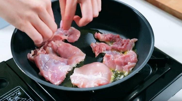 Escampar la carn en una paella.