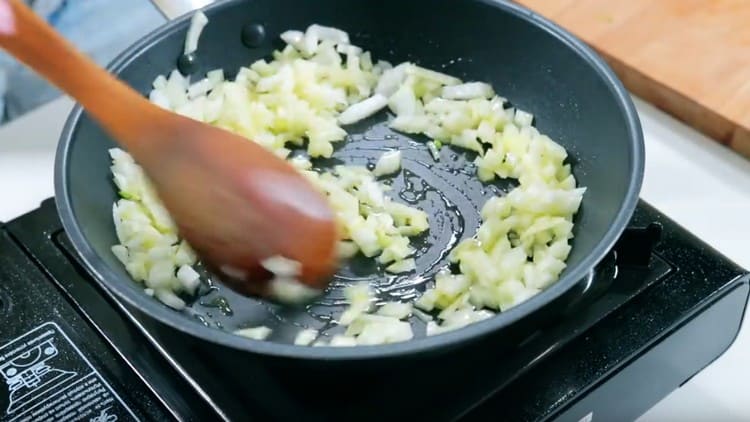 Fregiu la ceba en oli vegetal.