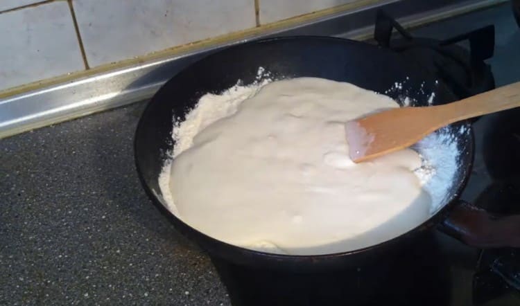 Add fat cream to the fried flour.