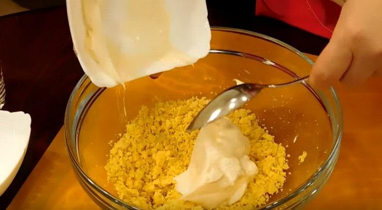 Ajoutez de la mayonnaise à la masse de jaune.