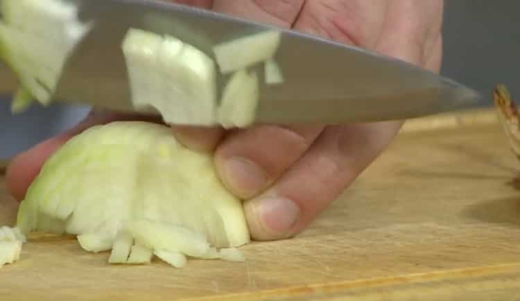 Picar la cebolla para hacer fideos