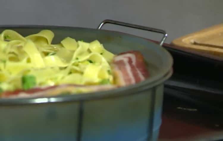 Para preparar los fideos, ponga los ingredientes en un molde.