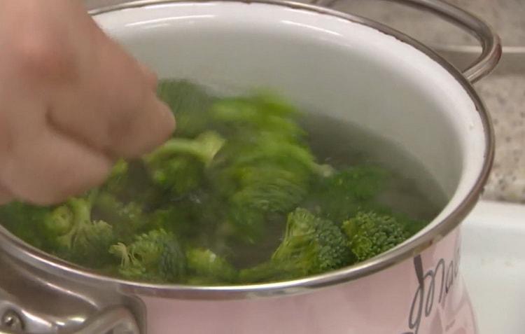 Boil broccoli to make noodles