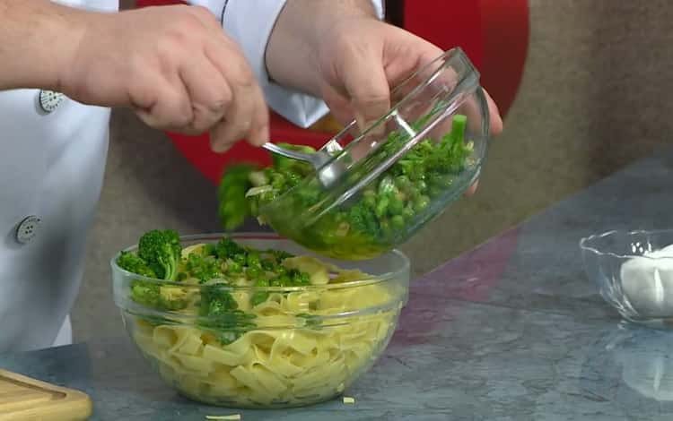 Mezcla los ingredientes para hacer los fideos.